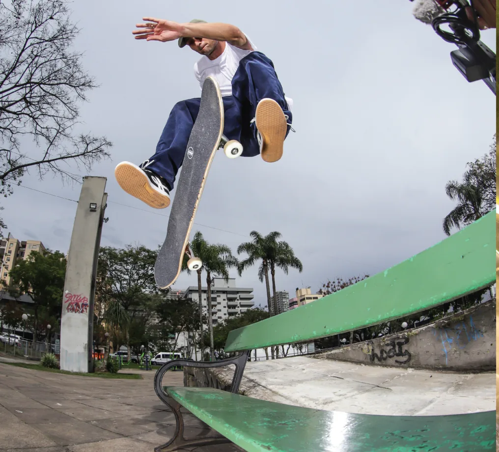 Skatistas em ação em fotografias da identidade HSC